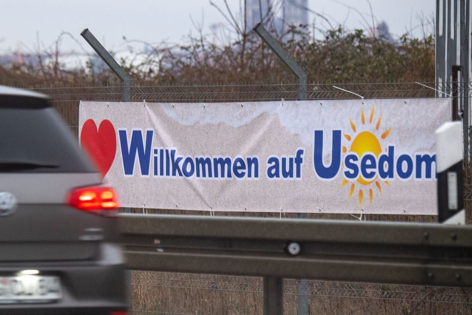 "Willkommen auf Usedom" – heißt es auf Rügen: Die Gruppe "Usedom Guerilla" bekannte sich zu dem Scherz.