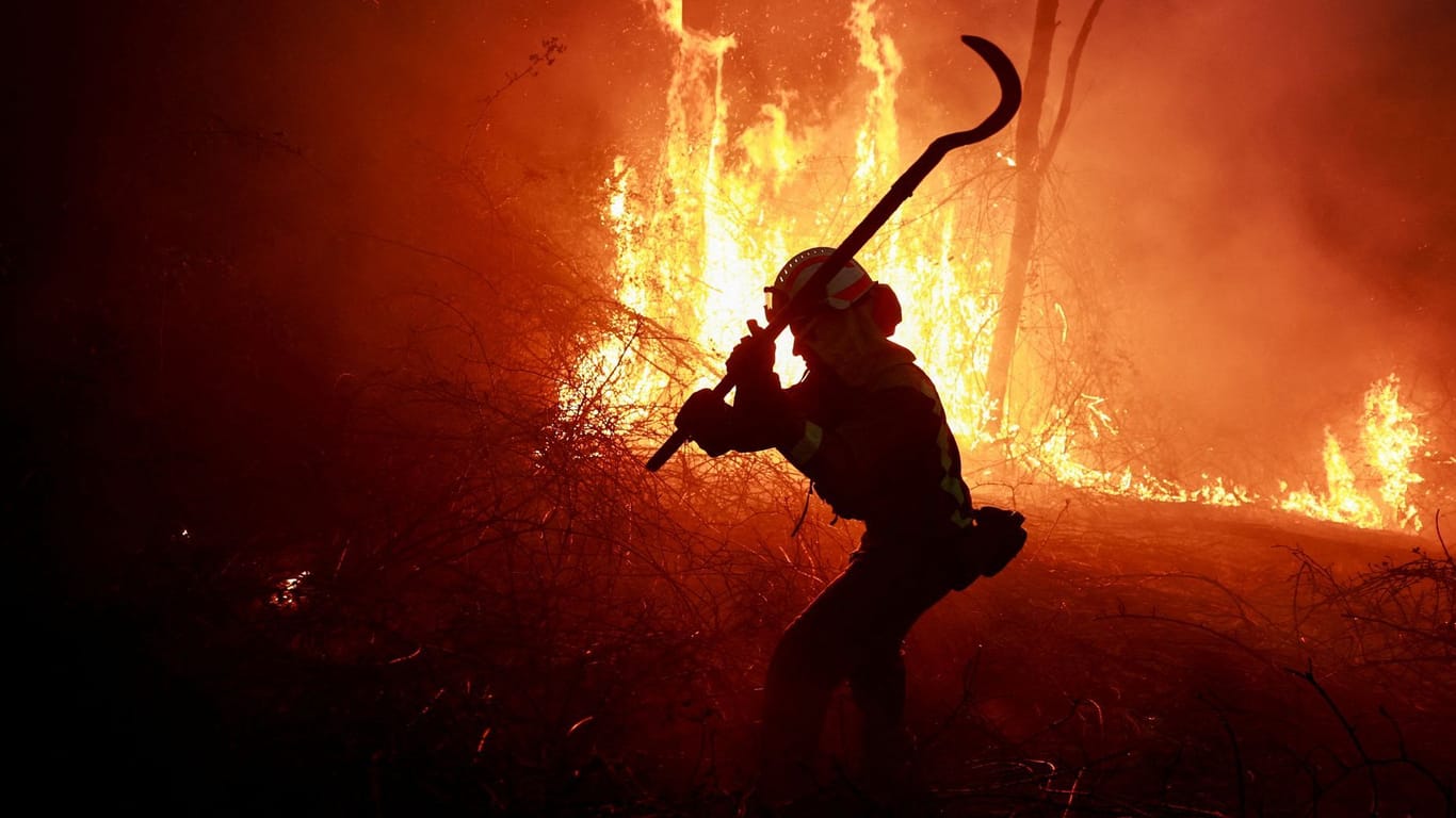 Feuerwehrmann kämpft gegen Waldbrand in Galizien: In der Region hatte es schon Ende März gebrannt – nun warnen die Behörden erneut.