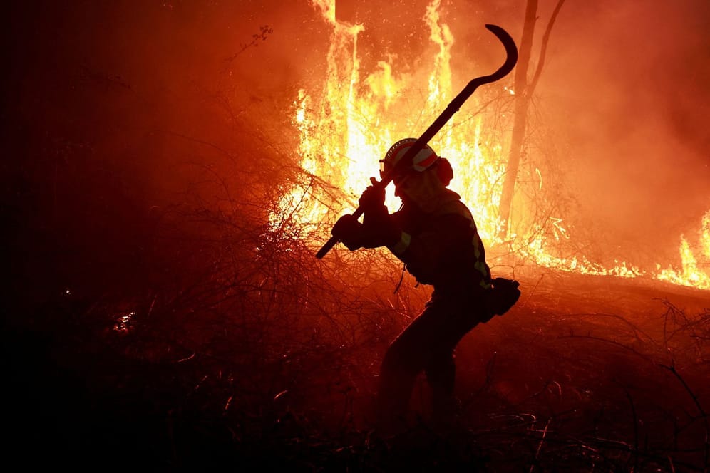 Feuerwehrmann kämpft gegen Waldbrand in Galizien: In der Region hatte es schon Ende März gebrannt – nun warnen die Behörden erneut.