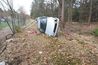 Das Fahrzeug durchbrach zunächst einen Zaun, blieb dann auf der Seite liegen. Der Fahrer rannte in ein Waldstück davon.