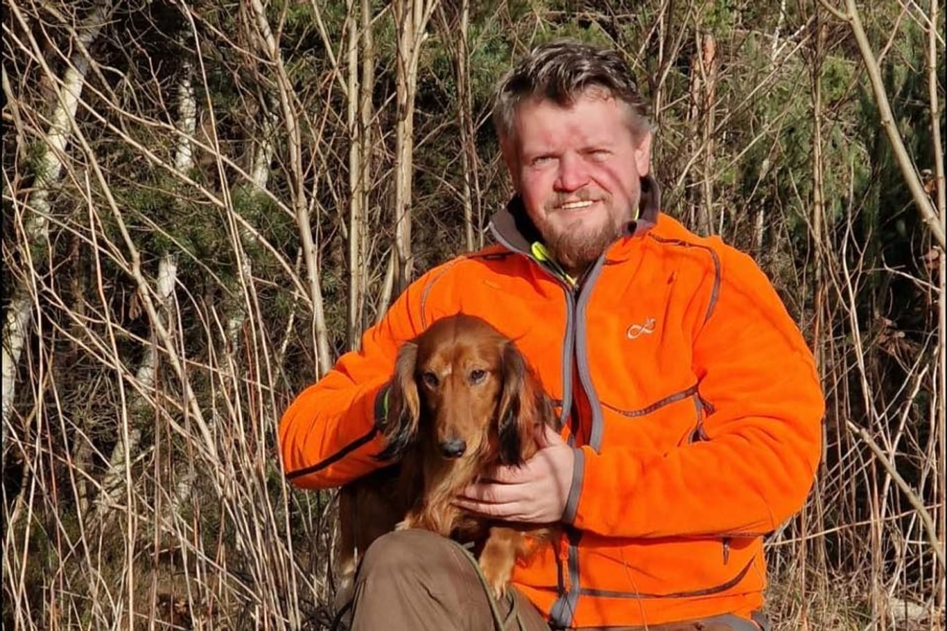 Nicolai Albrecht zog 2018 von Hamburg nach Wietzendorf und ist seit 2019 als Jäger zugelassen. Er sagt selbst über sich, dass er nur jagt, um zu essen. Tatsächlich würde er nicht mehr als zwei Tiere schießen, mehr passe nicht in die Tiefkühltruhe, so Albrecht.