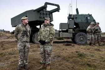 Militärangehörige vor einem US-Raketenwerfer bei einer Übung (Symbolbild): In den angeblichen Geheim-Dokumenten geht es etwa über die Luftverteidigungsfähigkeiten der Ukraine.