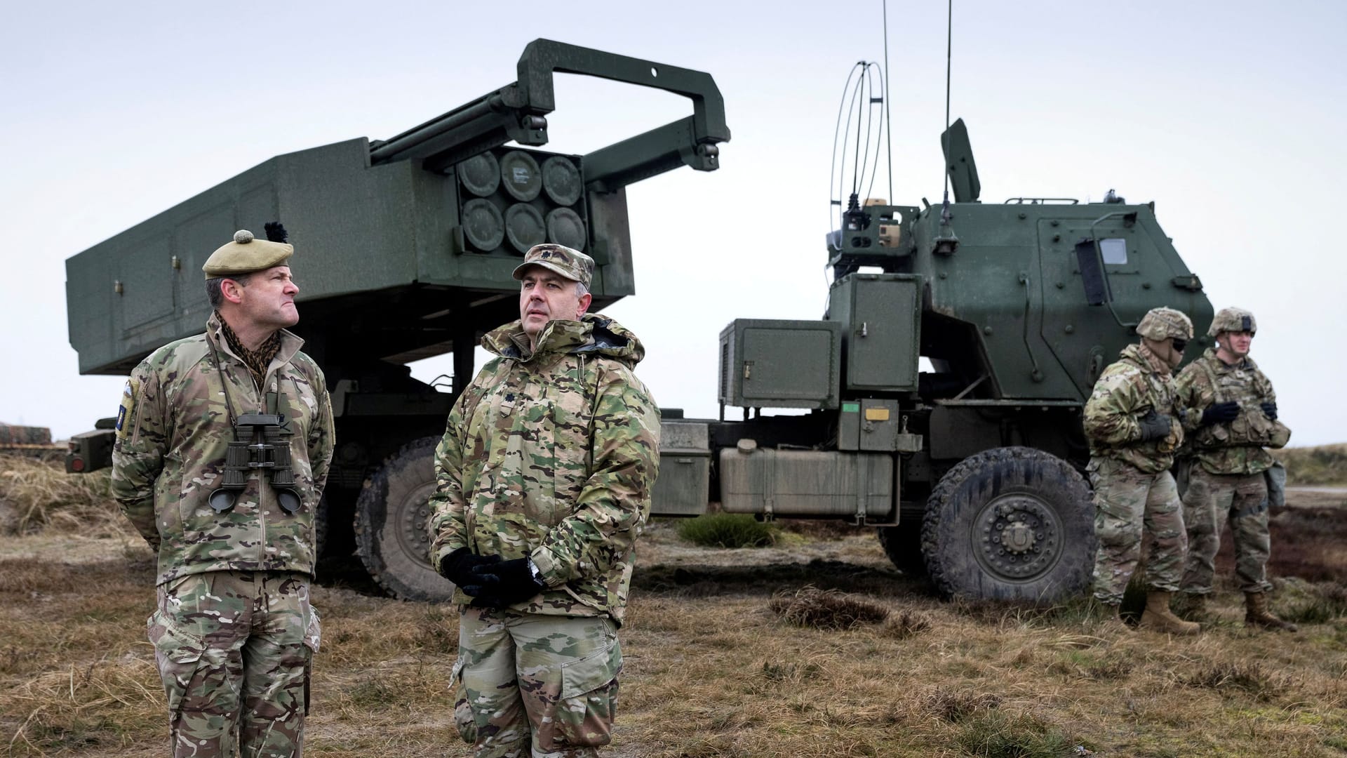 Militärangehörige vor einem US-Raketenwerfer bei einer Übung (Symbolbild): In den angeblichen Geheim-Dokumenten geht es etwa über die Luftverteidigungsfähigkeiten der Ukraine.