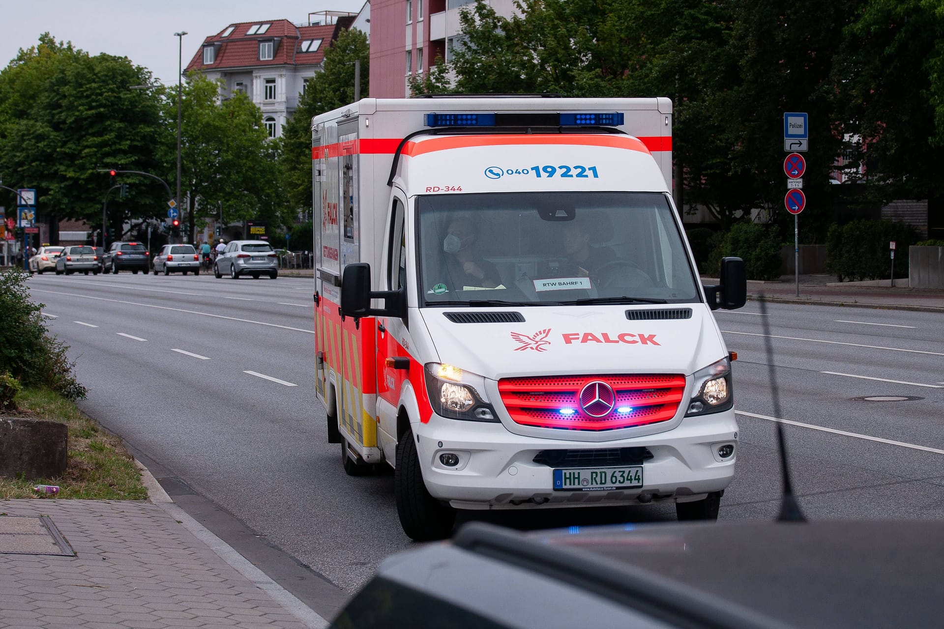 Rettungswagen der Firma Falck (Archivbild): Nur noch bis Oktober darf das Unternehmen beim Hamburger Rettungsdienst mitwirken.