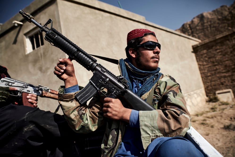 Ein Taliban-Kämpfer in den Straßen Kabuls (Archivbild): Die Religionskrieger führen ein äußerst repressives Regime in dem Land.