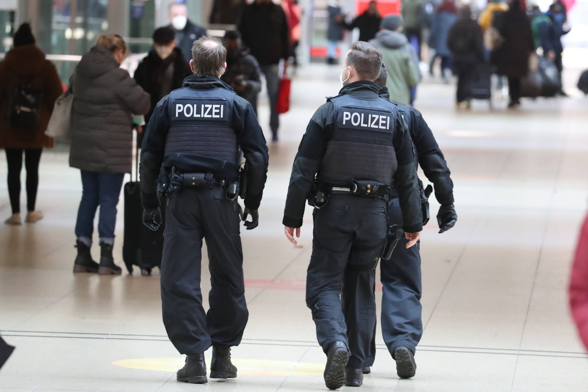 Bundespolizei im Bahnhof Hannover (Symbolbild): Beamte nahmen einen bewaffneten Mann fest.