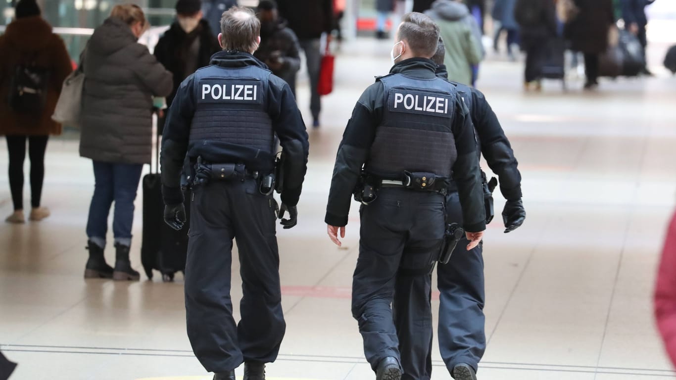 Bundespolizei im Bahnhof Hannover (Symbolbild): Beamte nahmen einen bewaffneten Mann fest.
