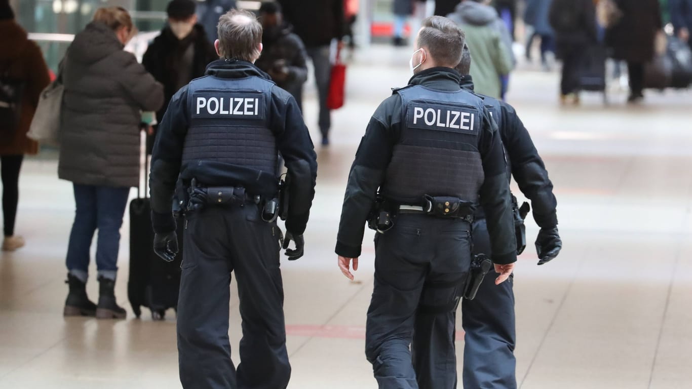 Bundespolizei im Bahnhof Hannover (Symbolbild): Beamte nahmen einen bewaffneten Mann fest.