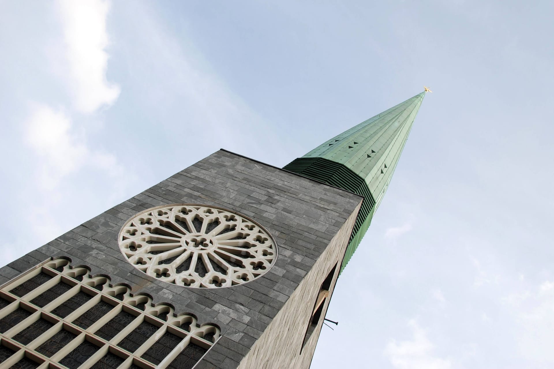 Turm der evangelischen Hauptkirche St. Nikolai am Klosterstern (Archivbild): An Ostersonntag wird die neue Orgel eingeweiht.