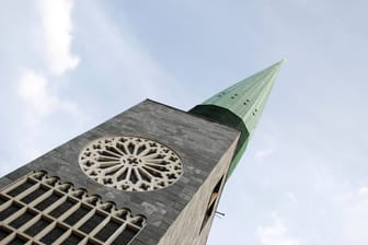 Turm der evangelischen Hauptkirche St. Nikolai am Klosterstern (Archivbild): An Ostersonntag wird die neue Orgel eingeweiht.