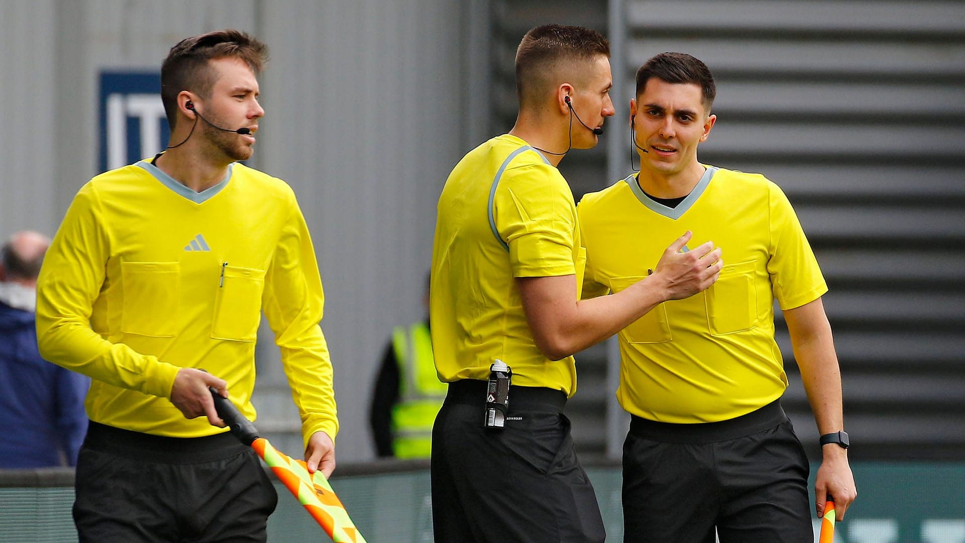 Jannis Jäschke (l.) mit Schiedsrichter Felix Bickel und Assistent Timon Oliver Schulz Lehrte: Weil sich der eigentlich Linienrichter verletzte, musste er spontan einspringen.