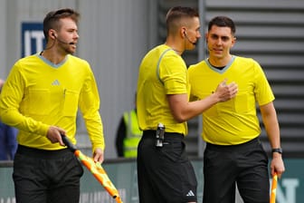 Jannis Jäschke (l.) mit Schiedsrichter Felix Bickel und Assistent Timon Oliver Schulz Lehrte: Weil sich der eigentlich Linienrichter verletzte, musste er spontan einspringen.