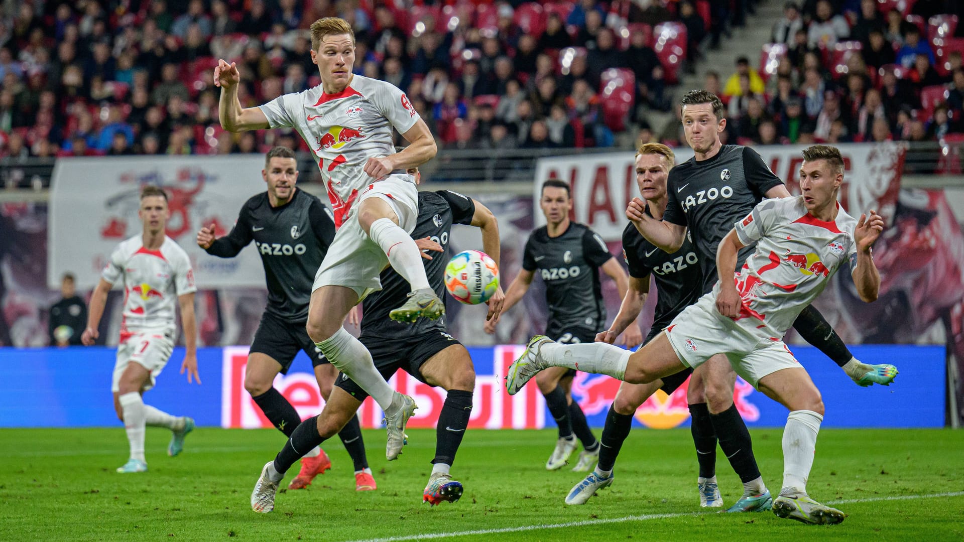 Marcel Halstenberg (am Ball) und Willi Orban (r.): Die Leipziger gehen als Titelverteidiger ins Halbfinale.