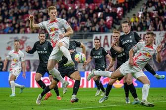 Marcel Halstenberg (am Ball) und Willi Orban (r.): Die Leipziger gehen als Titelverteidiger ins Halbfinale.