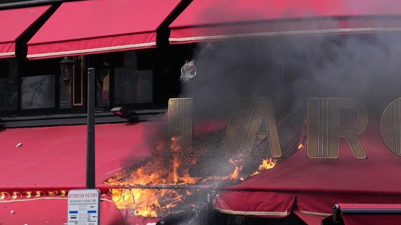 Feuer an der Markise: Hunderte Menschen haben vor dem Restaurant "La Rotonde" protestiert. Feuer an der Markise: Hunderte Menschen haben vor dem Restaurant "La Rotonde" protestiert.