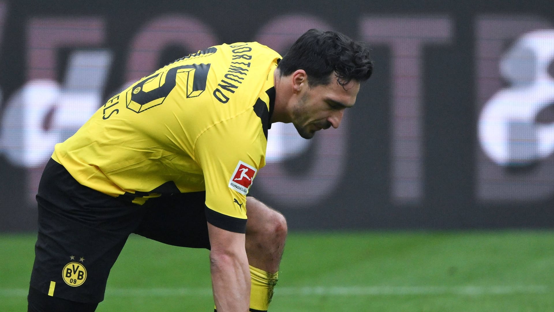 Mats Hummels: Der BVB-Verteidiger musste gegen Stuttgart mit Kreislaufproblemen vom Platz. Mats Hummels: Der BVB-Verteidiger musste gegen Stuttgart mit Kreislaufproblemen vom Platz.