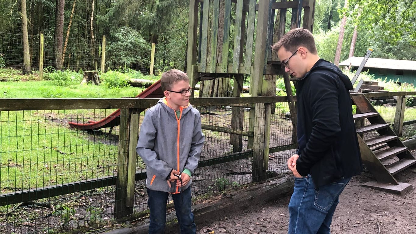Kai mit einem jungen Patienten bei einem Besuch des Landparks Lauenbrück: Auch Ausflüge bietet der Verein "HerzCaspar" an.