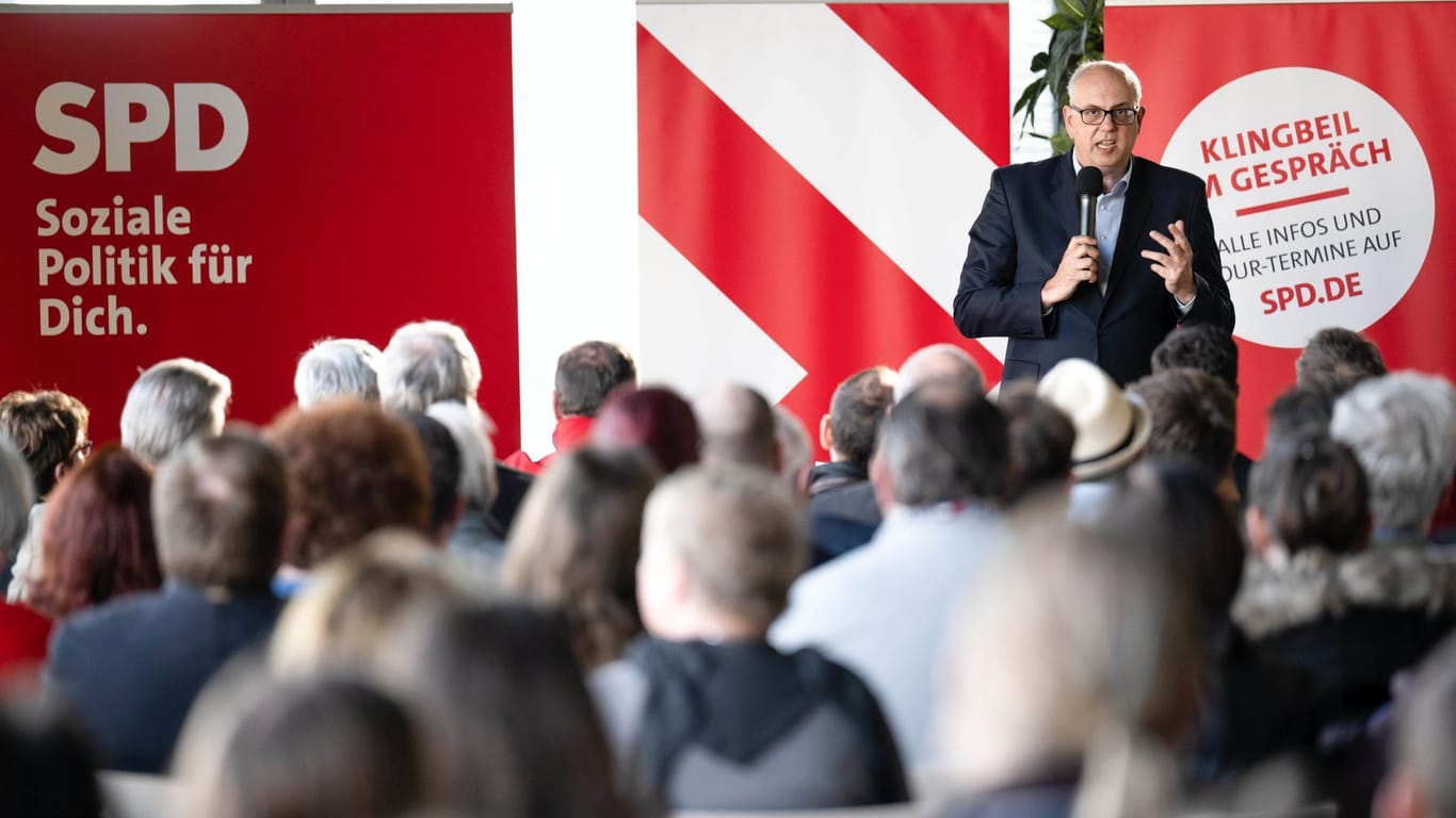 Bremens Bürgermeister Andreas Bovenschulte bei einer Wahlkampfveranstaltung (Archivfoto): Laut den aktuellen Zahlen würde mehrere Koalitionen möglich sein.