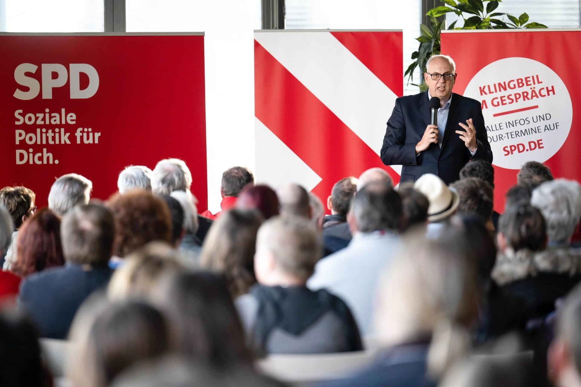 Bremens Bürgermeister Andreas Bovenschulte bei einer Wahlkampfveranstaltung (Archivfoto): Laut den aktuellen Zahlen würde mehrere Koalitionen möglich sein.