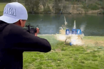 Kid Rock: Der Musiker schieΓt mit einem Sturmgewehr auf Bierdosen. Kid Rock: Der Musiker schieΓt mit einem Sturmgewehr auf Bierdosen.