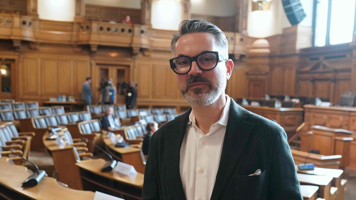 Der Ex-Bundestagsabgeordnete Fabio de Masi steht im Plenum der Hamburgischen Bürgerschaft: Er ist Zeuge im parlamentarischen Untersuchungsausschusses (PUA) „Cum-Ex-Steuergeldaffäre“.