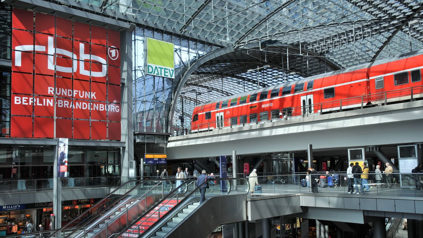 RRB-Banner am Berliner Hauptbahnhof:
