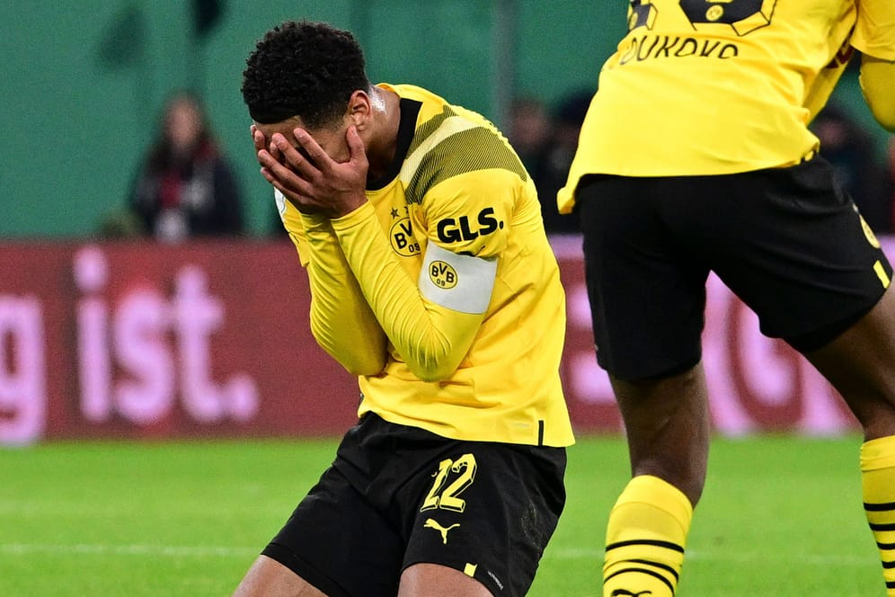Jude Bellingham am Boden: Der Dortmunder war nach der Niederlage in Leipzig enttäuscht.