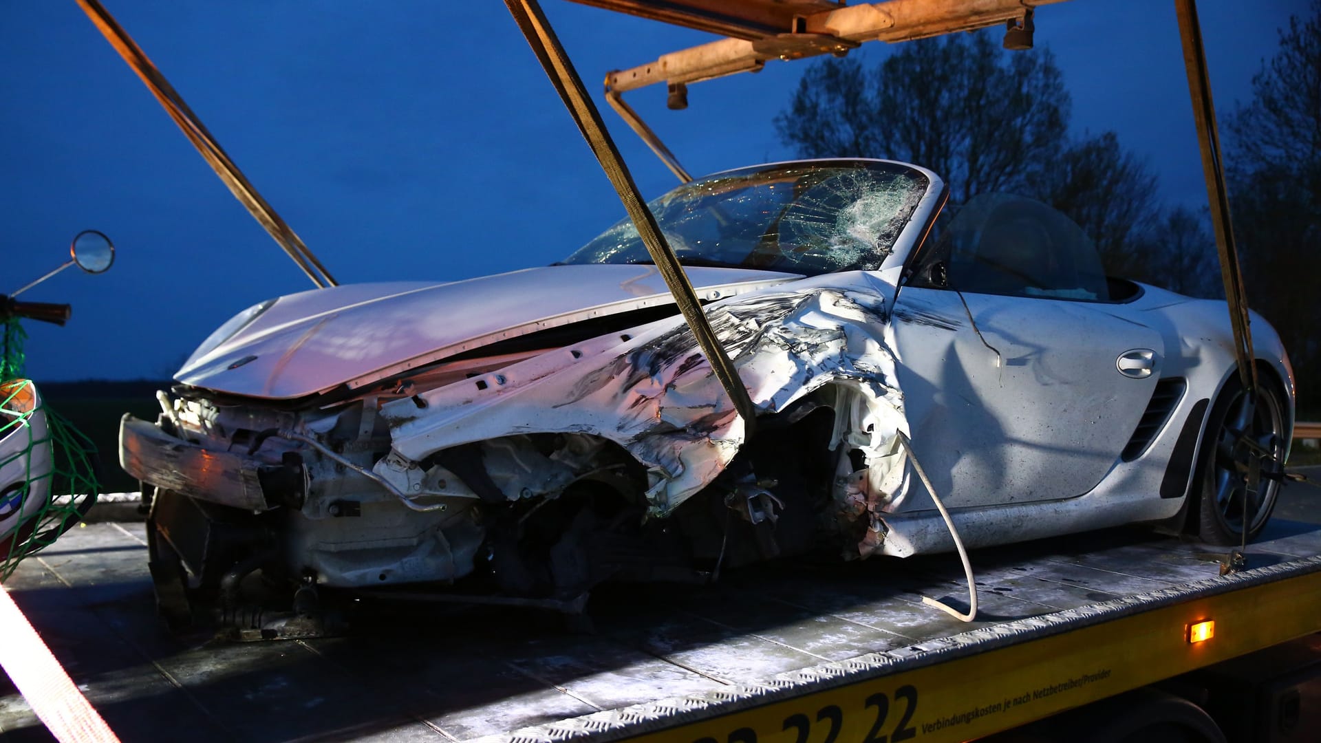 Der demolierte Porsche steht auf dem Abschleppwagen: Der Fahrer hatte einen 19-Jährigen auf seinem Motorrad. Der demolierte Porsche steht auf dem Abschleppwagen: Der Fahrer hatte einen 19-Jährigen auf seinem Motorrad.
