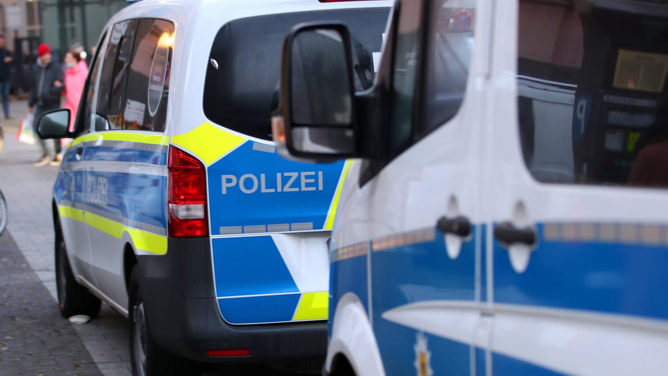 Mehrere Einsatzwagen in Köln (Symbolbild): Die Mordkommission ermittelt.