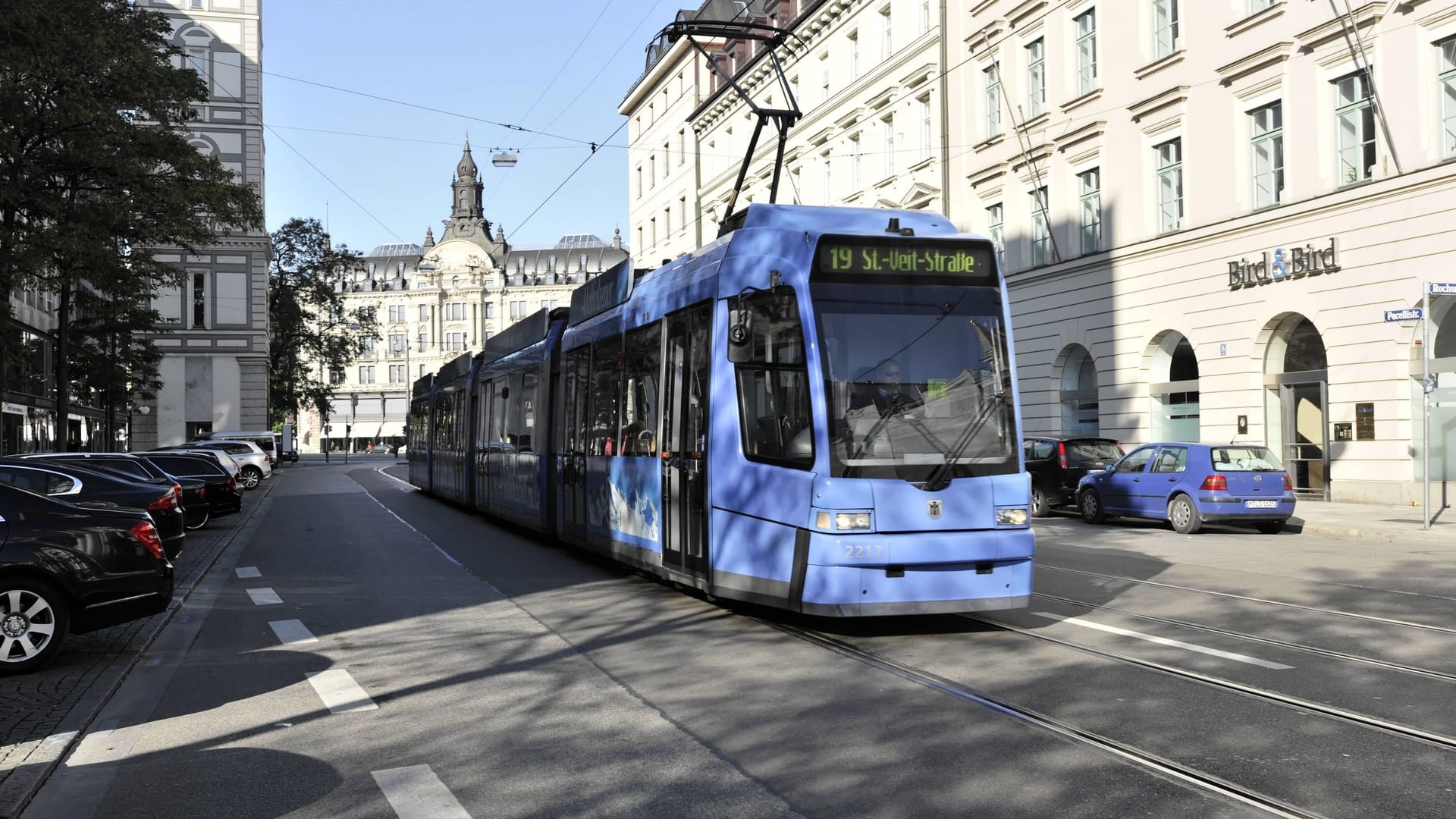 Tram in München (Symbolbild): Ein Zug entgleiste beim Abbiegen.