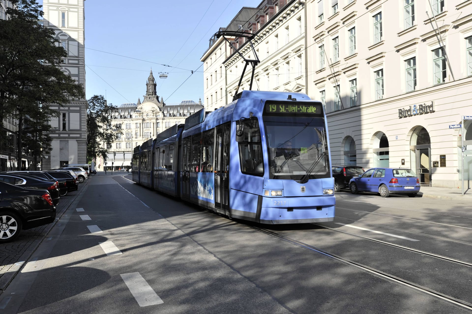 Tram in München (Symbolbild): Ein Zug entgleiste beim Abbiegen.