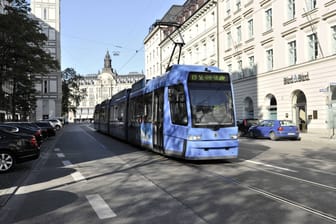 Tram in München (Symbolbild): Ein Zug entgleiste beim Abbiegen.
