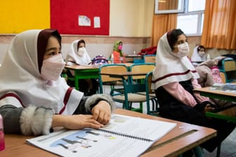 Schülerinnen im Iran (Symbolbild): Aufgrund erneuter Giftgasanschläge mussten Kinder in ein Krankenhaus eingeliefert werden.