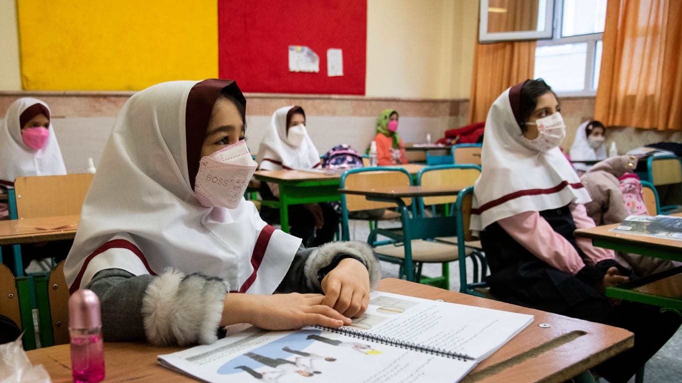 Schülerinnen im Iran (Symbolbild): Aufgrund erneuter Giftgasanschläge mussten Kinder in ein Krankenhaus eingeliefert werden.