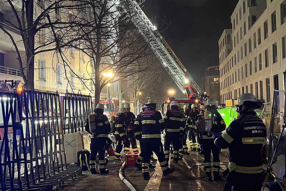 Die Feuerwehr München kämpfte bis in die frühen Morgenstunden des Karsamstags gegen die Flammen, die ein Wohnhaus zu zerstören drohten.