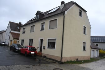 Das Haus des Mannes in Schnaittenbach am Tag nach dem Großeinsatz: In der Nacht auf Sonntag hatte ein 57-Jähriger Nachbarn, Polizei und sich selbst bedroht.