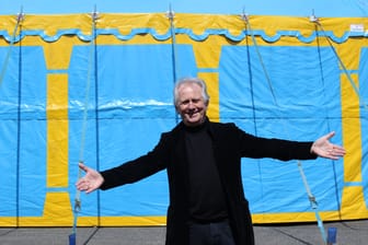 Henning Krautmacher: Der Ex-Frontman der Höhner steht vor dem Zelt des Höhner Rock and Roll Circus.