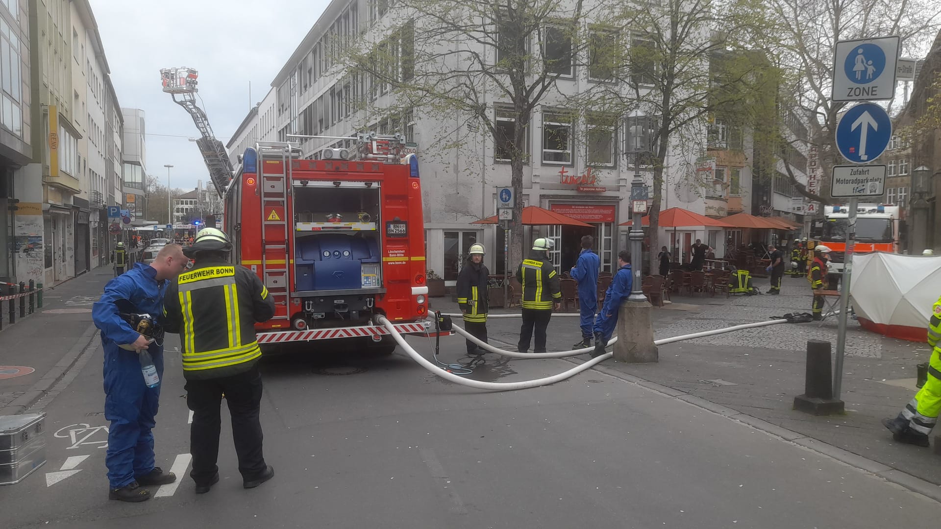 Brand in Pizzeria: Die Feuerwehr war mit 81 Einsatzkräften vor Ort.