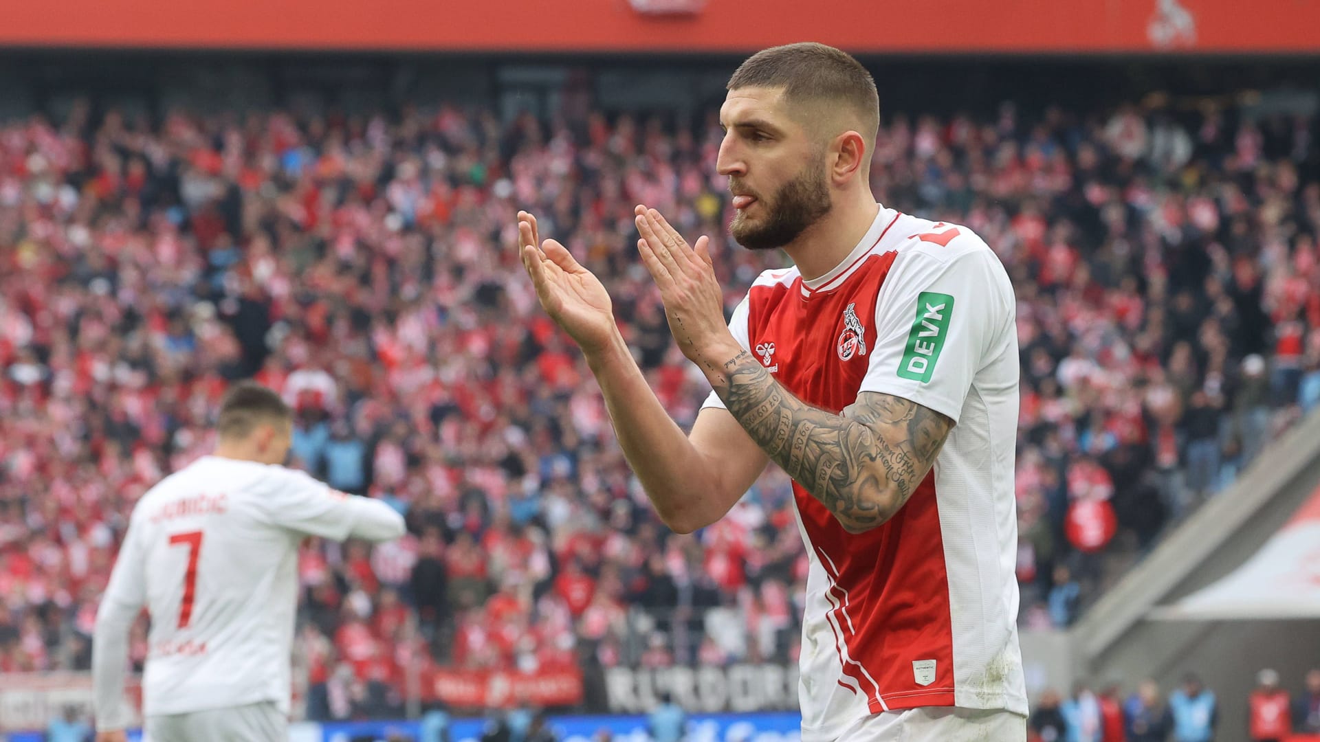 Jeff Chabot vom 1. FC Köln klatscht im Derby gegen Mönchengladbach in die Hände. Der Innenverteidiger gehörte zu den besten Akteuren auf dem Platz. Jeff Chabot vom 1. FC Köln klatscht im Derby gegen Mönchengladbach in die Hände. Der Innenverteidiger gehörte zu den besten Akteuren auf dem Platz.