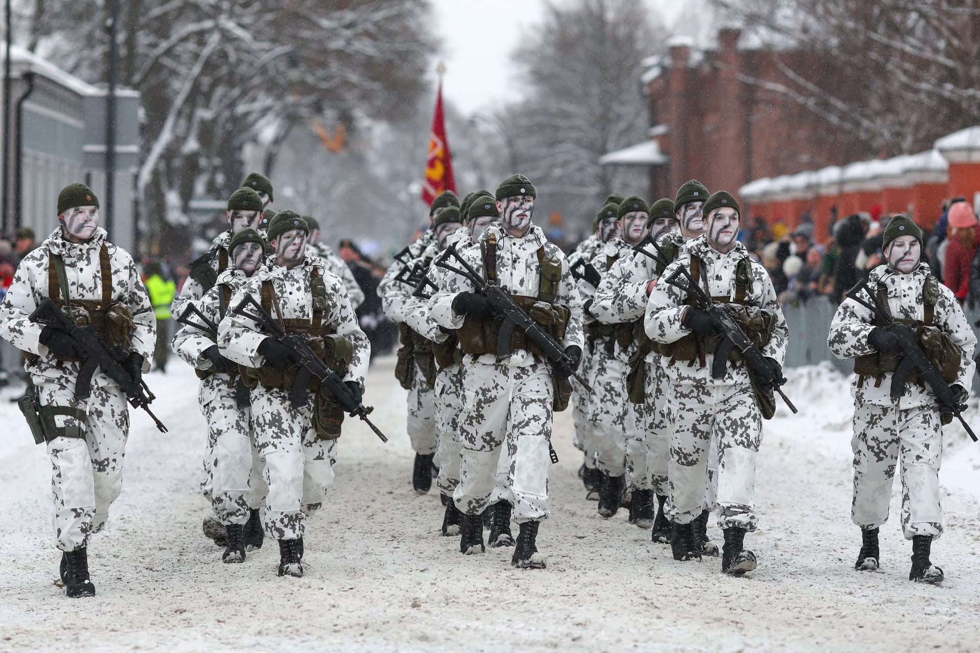 Finnische Soldaten bei einer Parade: Finnland ist nun Mitglied der Nato.