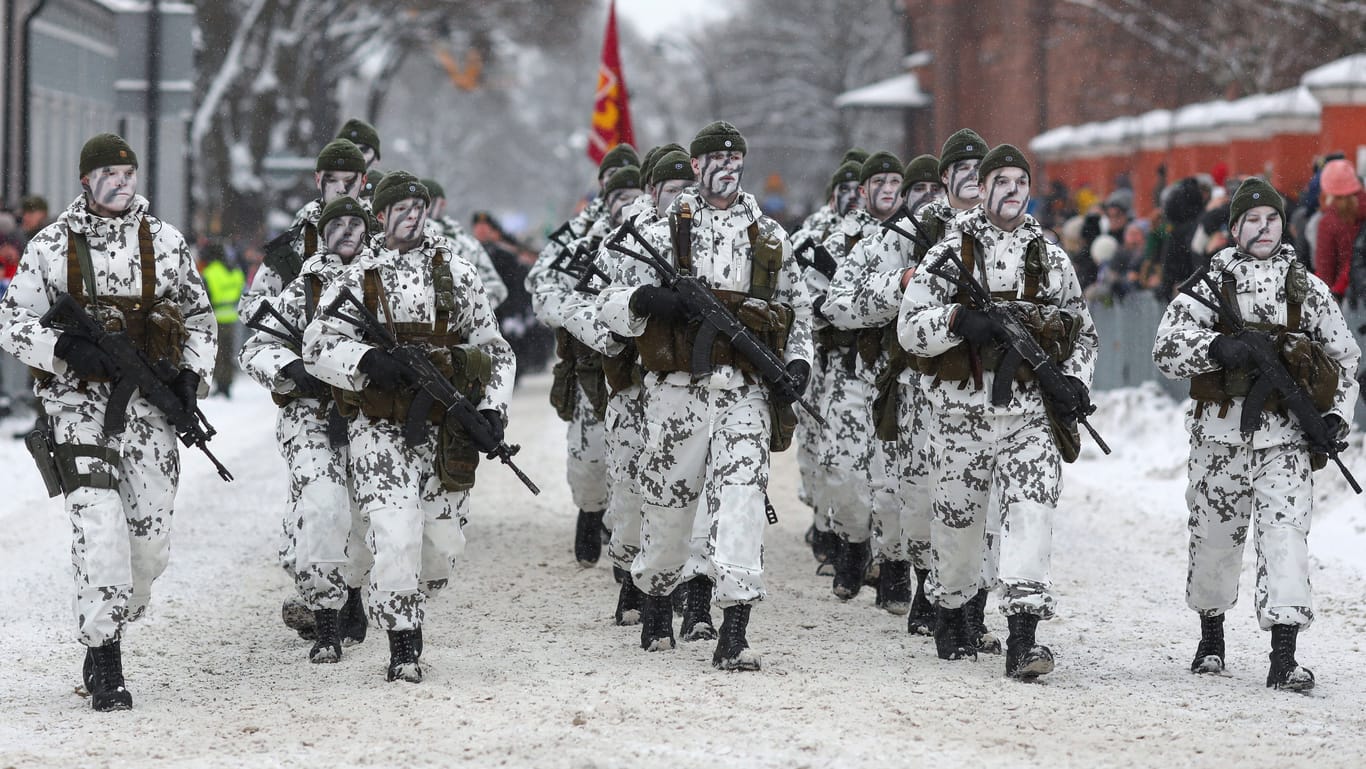 Finnische Soldaten bei einer Parade: Finnland ist nun Mitglied der Nato.