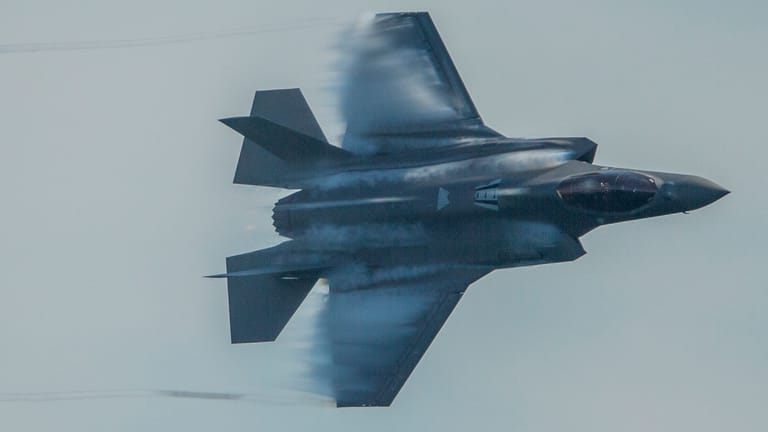 US-amerikanischer F-35 Kampfjet am Himmel (Symbolbild): Allein aus den USA werden 100 Maschinen zur Übung erwartet.