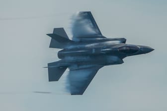 US-amerikanischer F-35 Kampfjet am Himmel (Symbolbild): Allein aus den USA werden 100 Maschinen zur Übung erwartet.
