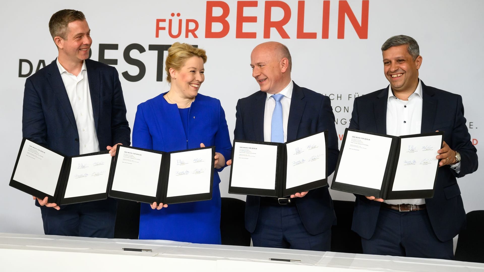 Franziska Giffey (2.v.l., SPD), und der designierte Regierende Bürgermeister, Kai Wegner (2.v.r., CDU), zeigen zusammen mit Raed Saleh (r, SPD), Co-Parteivorsitzender der SPD Berlin, und Stefan Evers (l, CDU), Generalsekretär der CDU Berlin und designierter Finanzsenator, den Koalitionsvertrag 2023-26 von CDU und SPD im Festsaal des Berliner Abgeordnetenhauses.