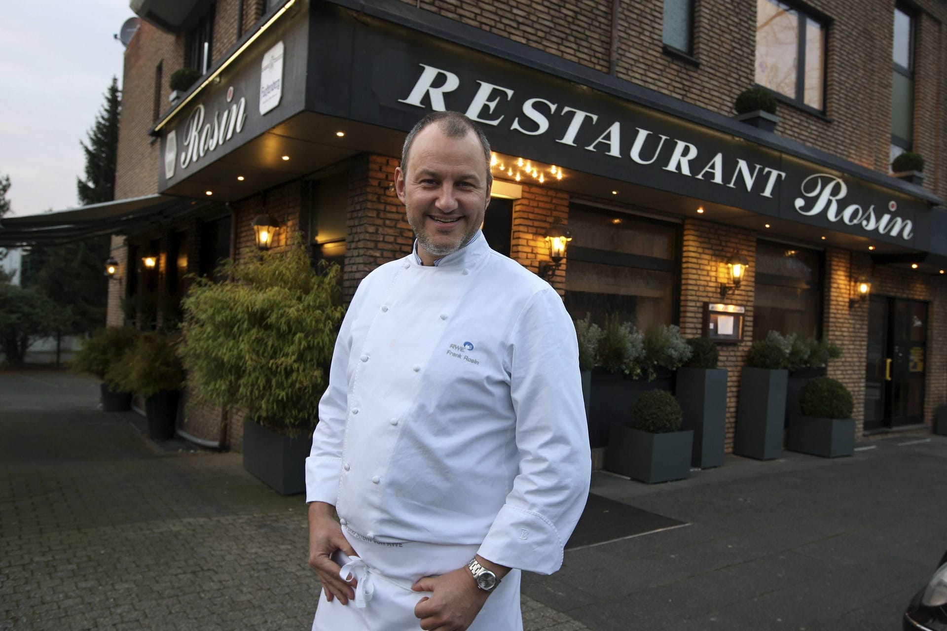 Koch Frank Rosin vor seinem Restaurant in Dorsten (Archivbild).