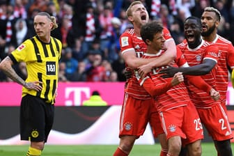 Gefühlswelten: Die Bayern feiern Torschütze Thomas Müller (M.), betretene Mienen bei den Dortmundern.