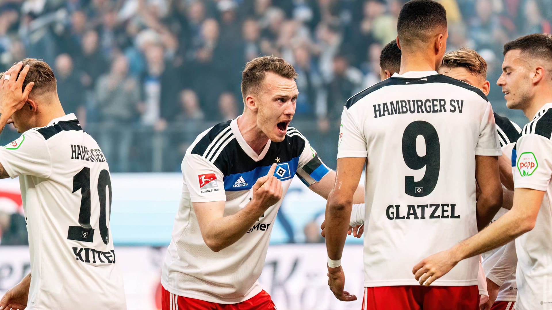 Der HSV jubelt: In einem engen Derby setzten sie sich gegen St. Pauli durch.