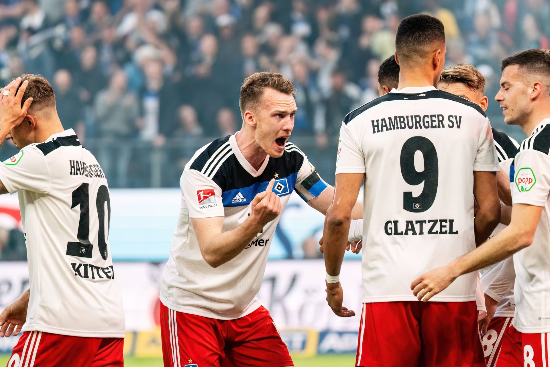 Der HSV jubelt: In einem engen Derby setzten sie sich gegen St. Pauli durch.