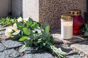 Wunsiedel (Bayern): Vor dem Kinder- und Jugendhilfezentrum, in dem eine Zehnjährige tot aufgefunden wurde, liegen Blumen und Grablichter auf dem Gehweg.