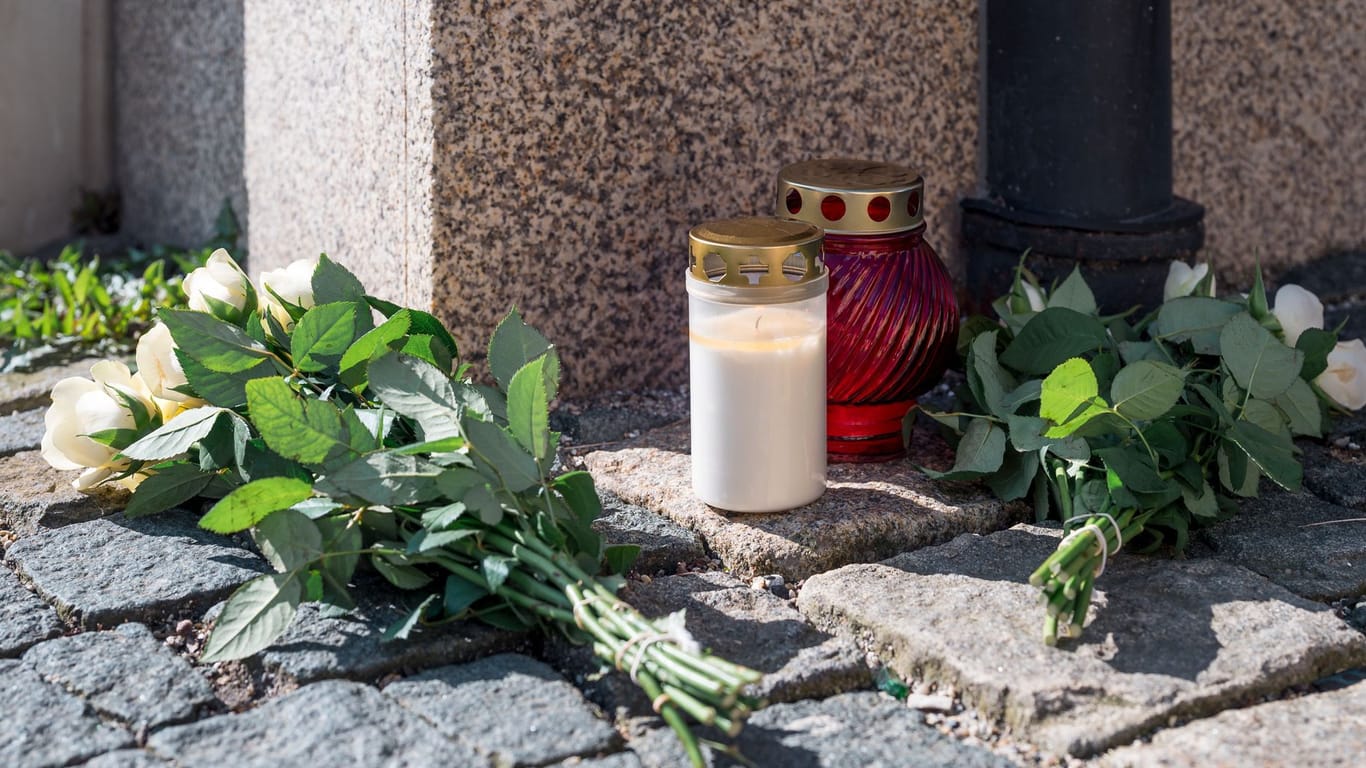 Wunsiedel (Bayern): Vor dem Kinder- und Jugendhilfezentrum, in dem eine Zehnjährige tot aufgefunden wurde, liegen Blumen und Grablichter auf dem Gehweg.
